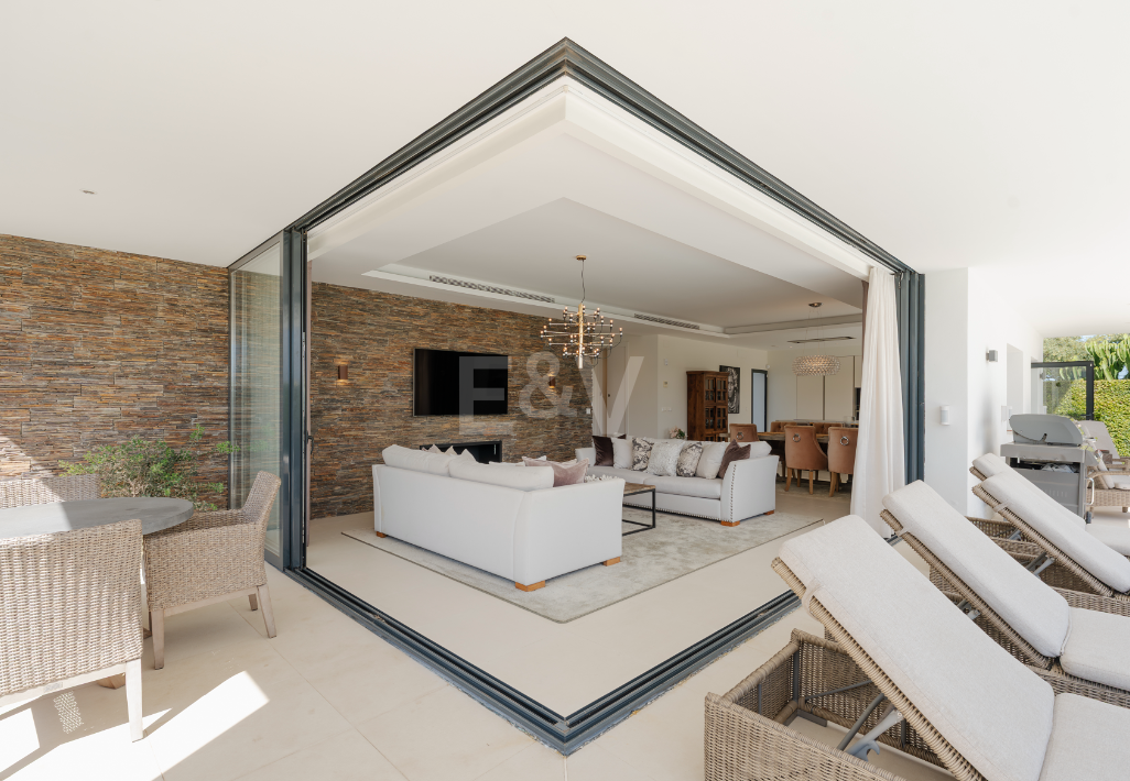 Contemporary Beachside Villa with Heated Pool and Stunning Roof Terrace