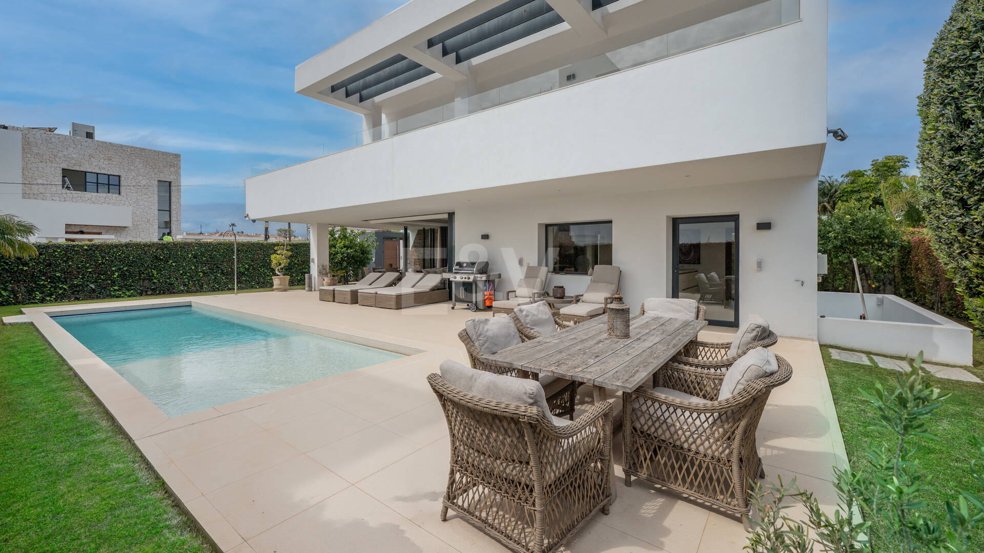 Samtida Beachside Villa med uppvärmd pool och fantastisk tak Terrace