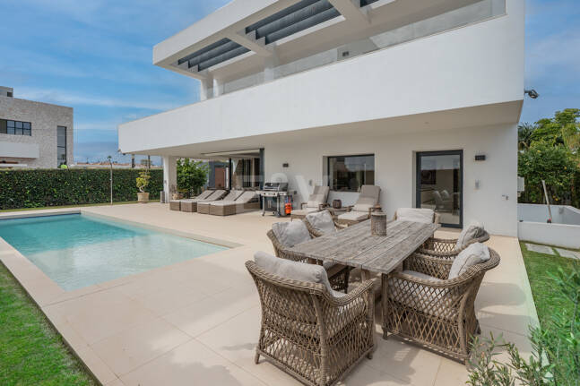 Samtida Beachside Villa med uppvärmd pool och fantastisk tak Terrace