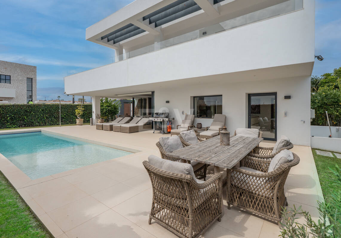 Contemporary Beachside Villa with Heated Pool and Stunning Roof Terrace