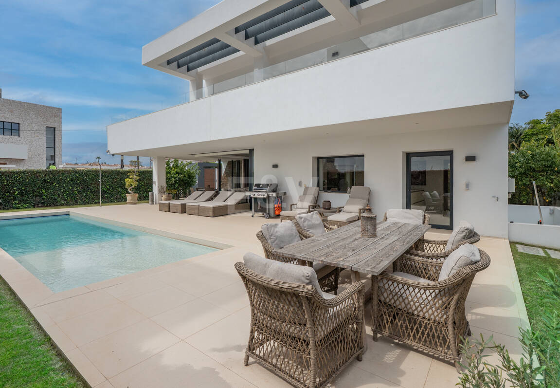 Samtida Beachside Villa med uppvärmd pool och fantastisk tak Terrace