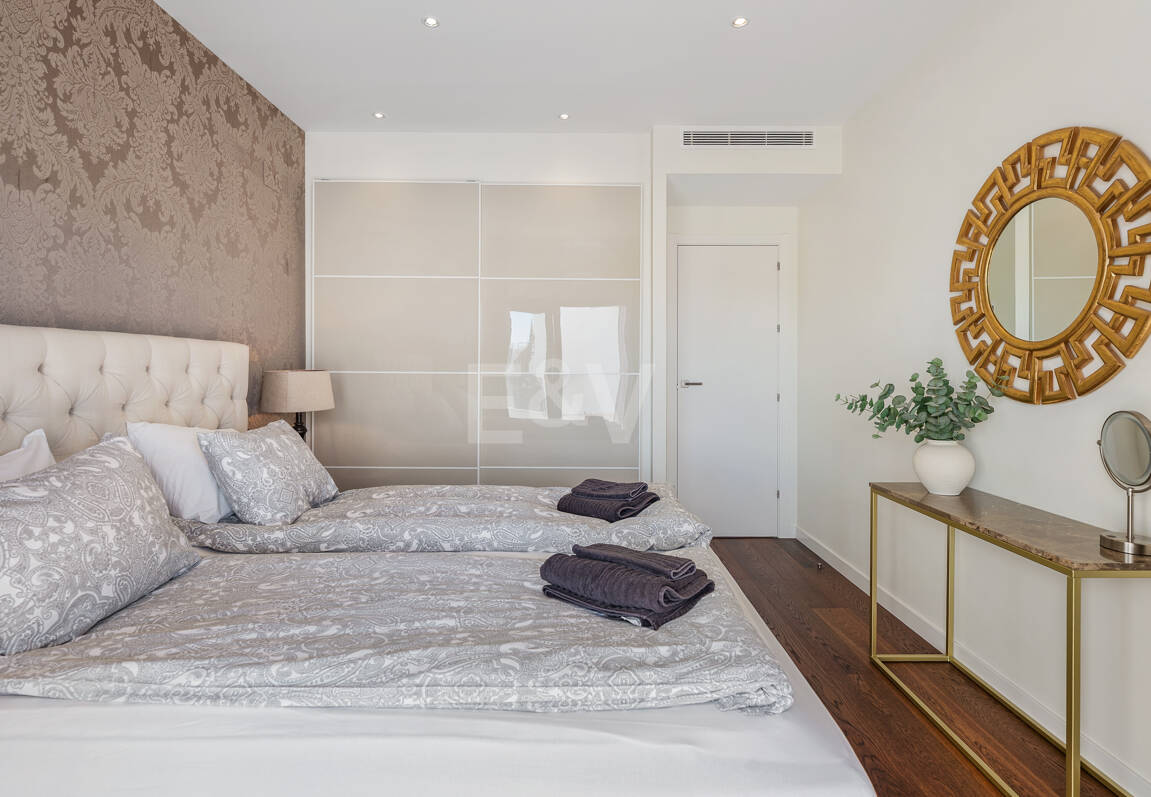 Samtida Beachside Villa med uppvärmd pool och fantastisk tak Terrace