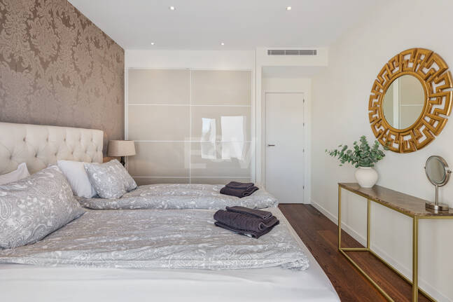 Samtida Beachside Villa med uppvärmd pool och fantastisk tak Terrace