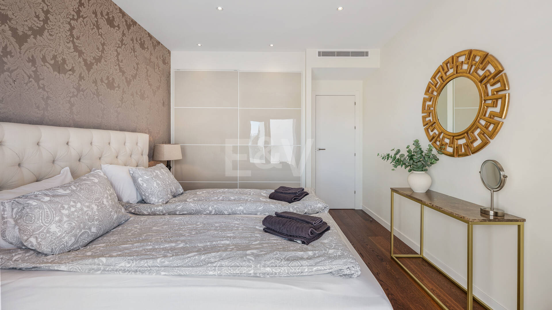 Samtida Beachside Villa med uppvärmd pool och fantastisk tak Terrace