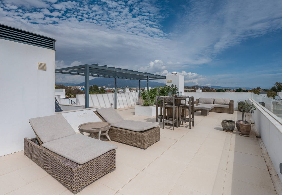 Samtida Beachside Villa med uppvärmd pool och fantastisk tak Terrace