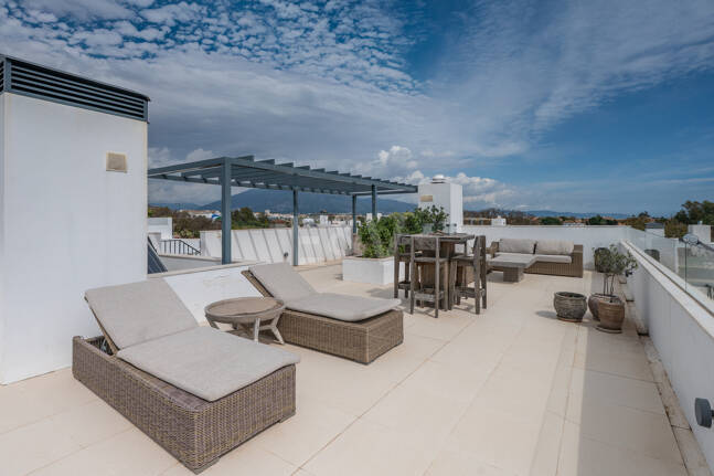 Samtida Beachside Villa med uppvärmd pool och fantastisk tak Terrace