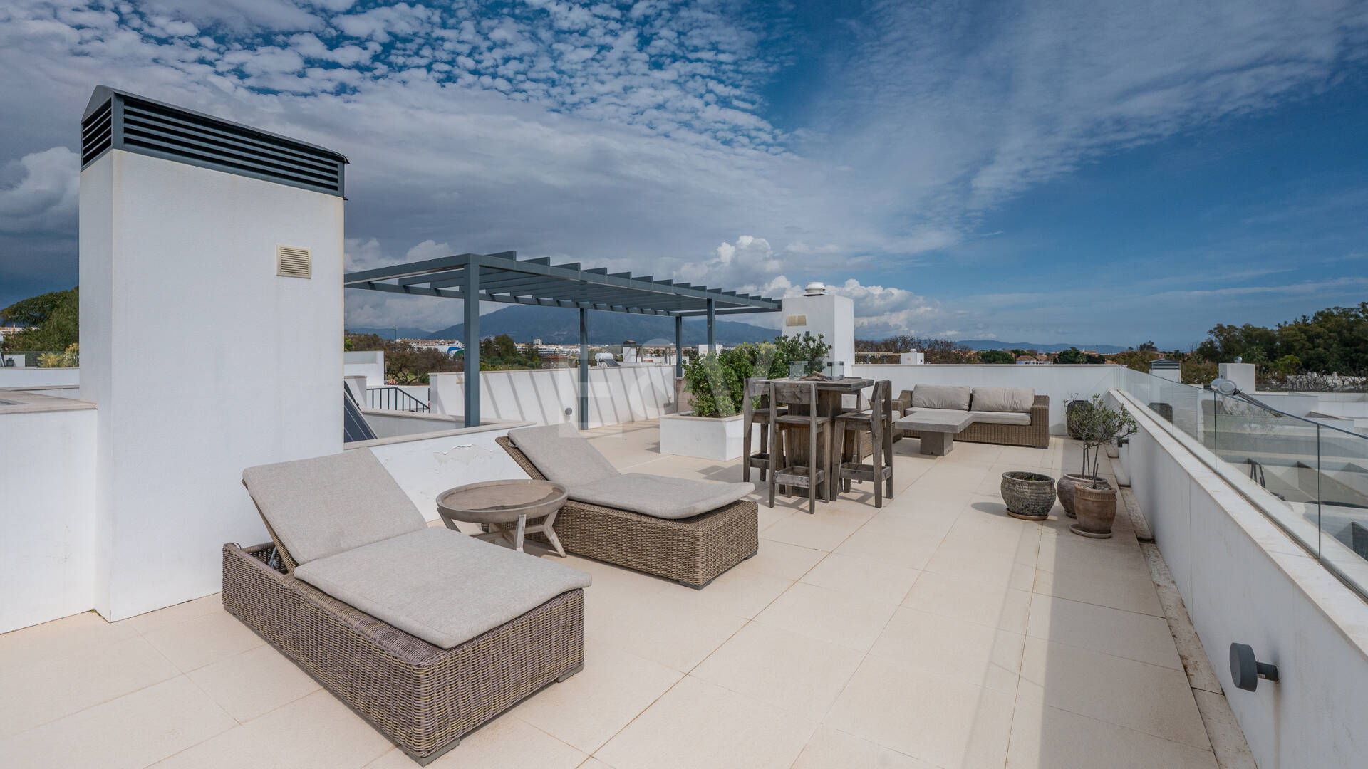 Samtida Beachside Villa med uppvärmd pool och fantastisk tak Terrace