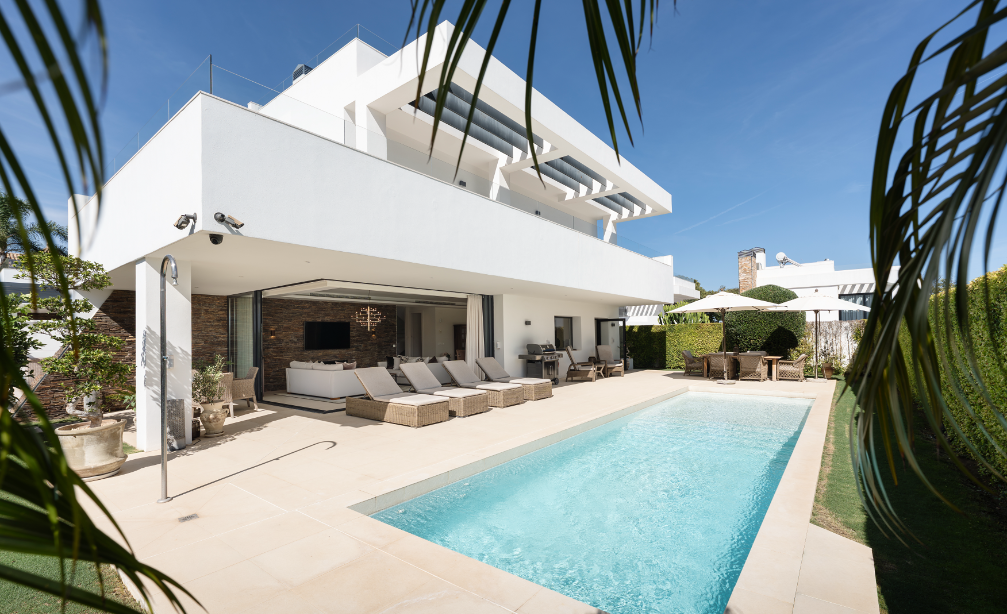 Contemporary Beachside Villa with Heated Pool and Stunning Roof Terrace