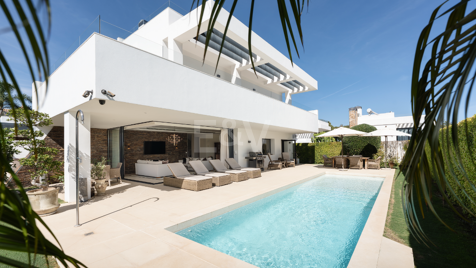 Contemporary Beachside Villa with Heated Pool and Stunning Roof Terrace