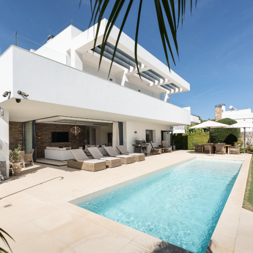 Contemporary Beachside Villa with Heated Pool and Stunning Roof Terrace