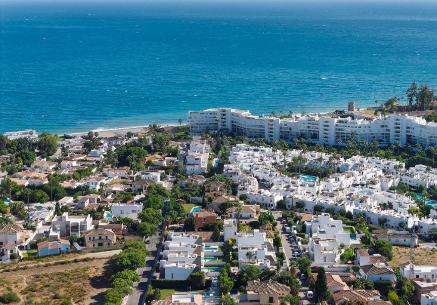 Contemporary Beachside Villa with Heated Pool and Stunning Roof Terrace