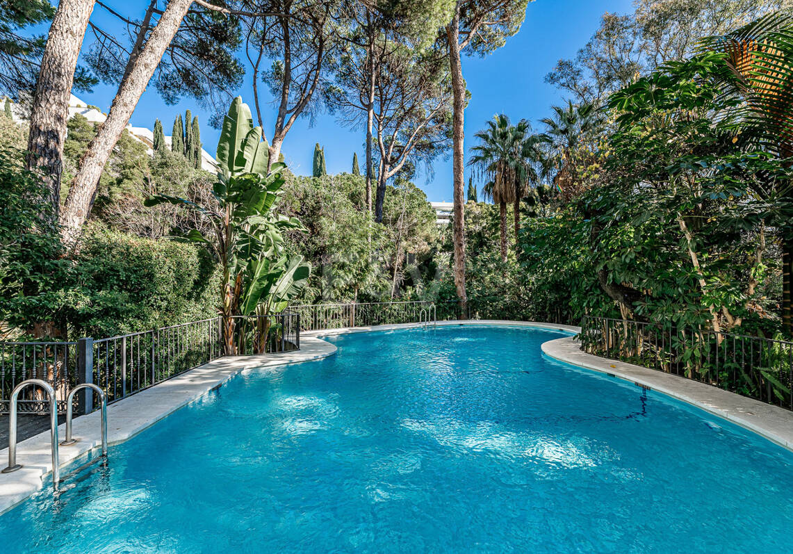 Apartamento contemporáneo con vistas panorámicas al mar en la Milla de Oro de Marbella