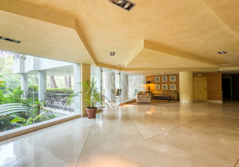 Apartamento contemporáneo con vistas panorámicas al mar en la Milla de Oro de Marbella