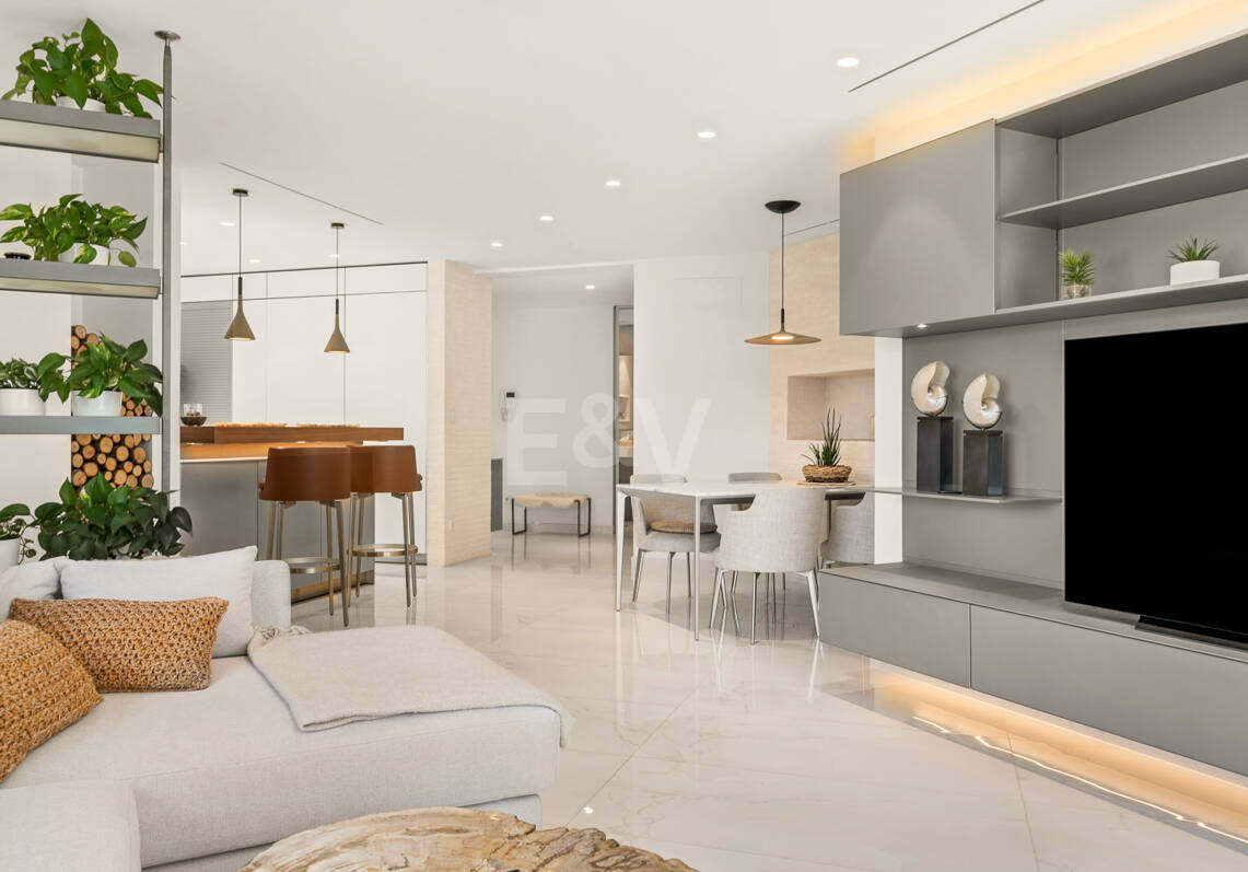 Apartamento contemporáneo con vistas panorámicas al mar en la Milla de Oro de Marbella