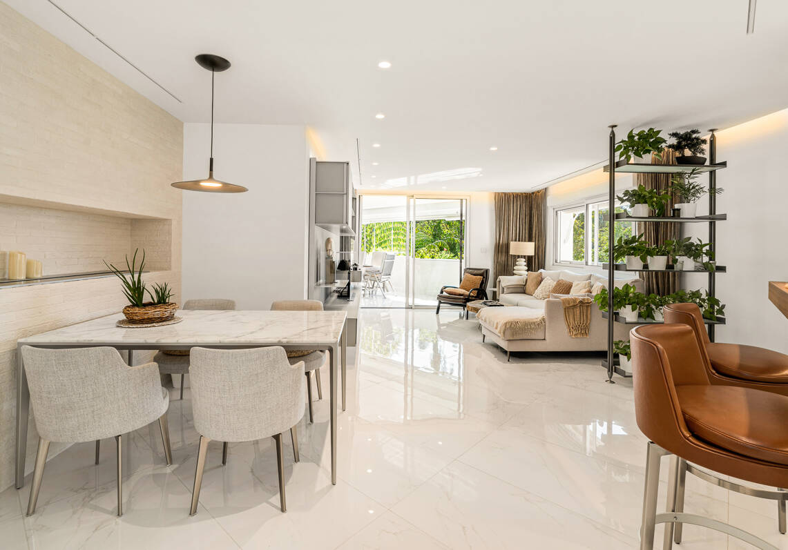 Apartamento contemporáneo con vistas panorámicas al mar en la Milla de Oro de Marbella
