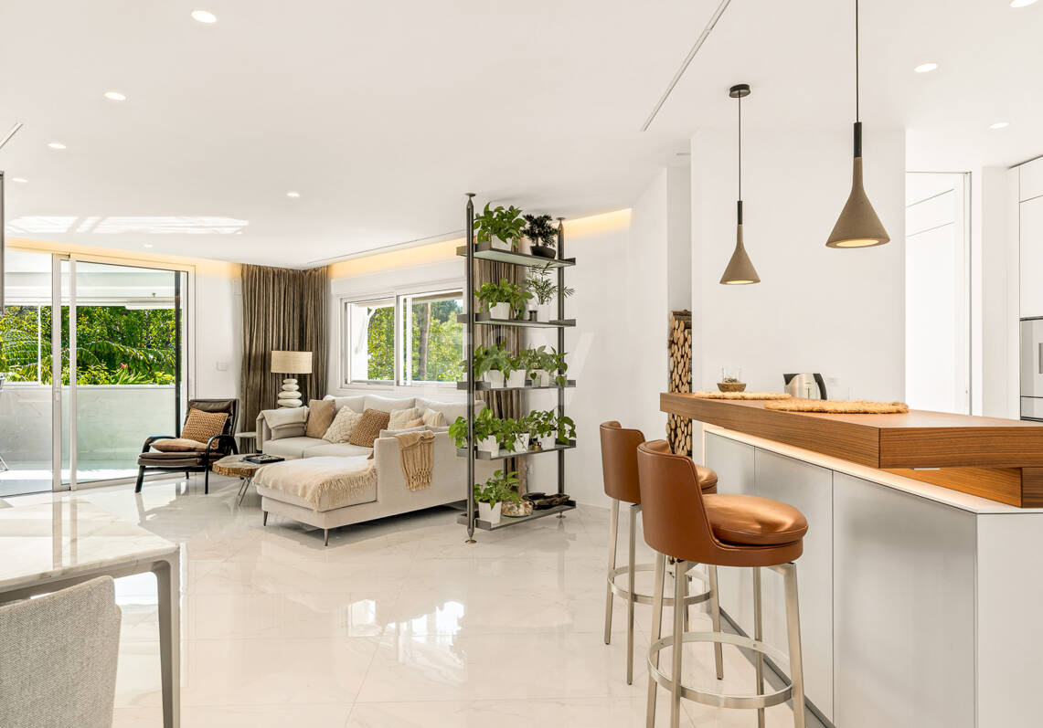 Apartamento contemporáneo con vistas panorámicas al mar en la Milla de Oro de Marbella