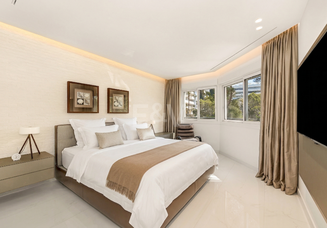 Apartamento contemporáneo con vistas panorámicas al mar en la Milla de Oro de Marbella