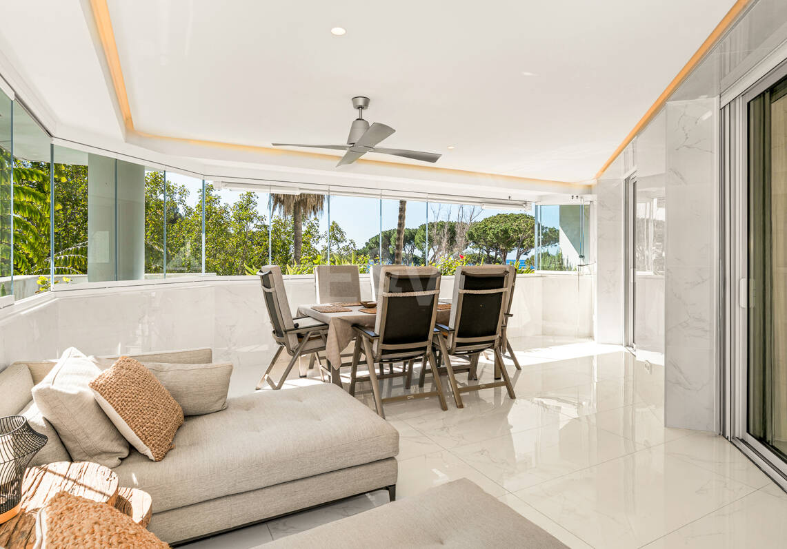 Apartamento contemporáneo con vistas panorámicas al mar en la Milla de Oro de Marbella