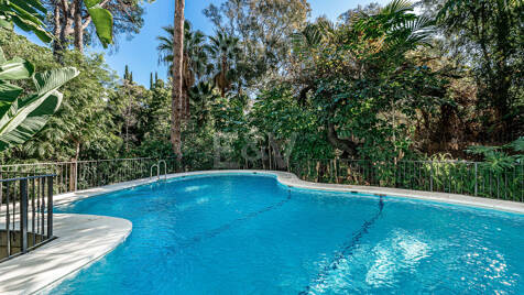 Apartamento contemporáneo con vistas panorámicas al mar en la Milla de Oro de Marbella