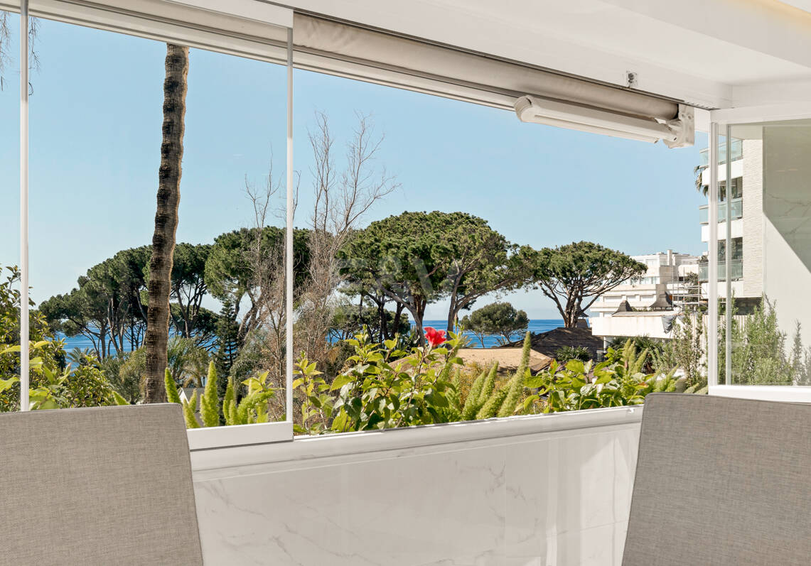 Apartamento contemporáneo con vistas panorámicas al mar en la Milla de Oro de Marbella