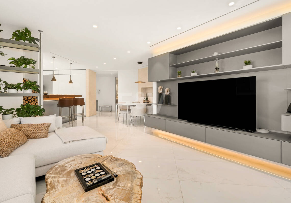 Apartamento contemporáneo con vistas panorámicas al mar en la Milla de Oro de Marbella