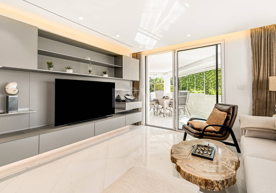 Apartamento contemporáneo con vistas panorámicas al mar en la Milla de Oro de Marbella