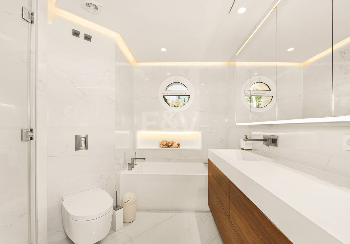Apartamento contemporáneo con vistas panorámicas al mar en la Milla de Oro de Marbella