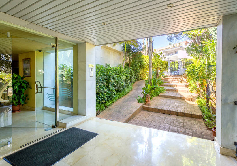 Apartamento contemporáneo con vistas panorámicas al mar en la Milla de Oro de Marbella