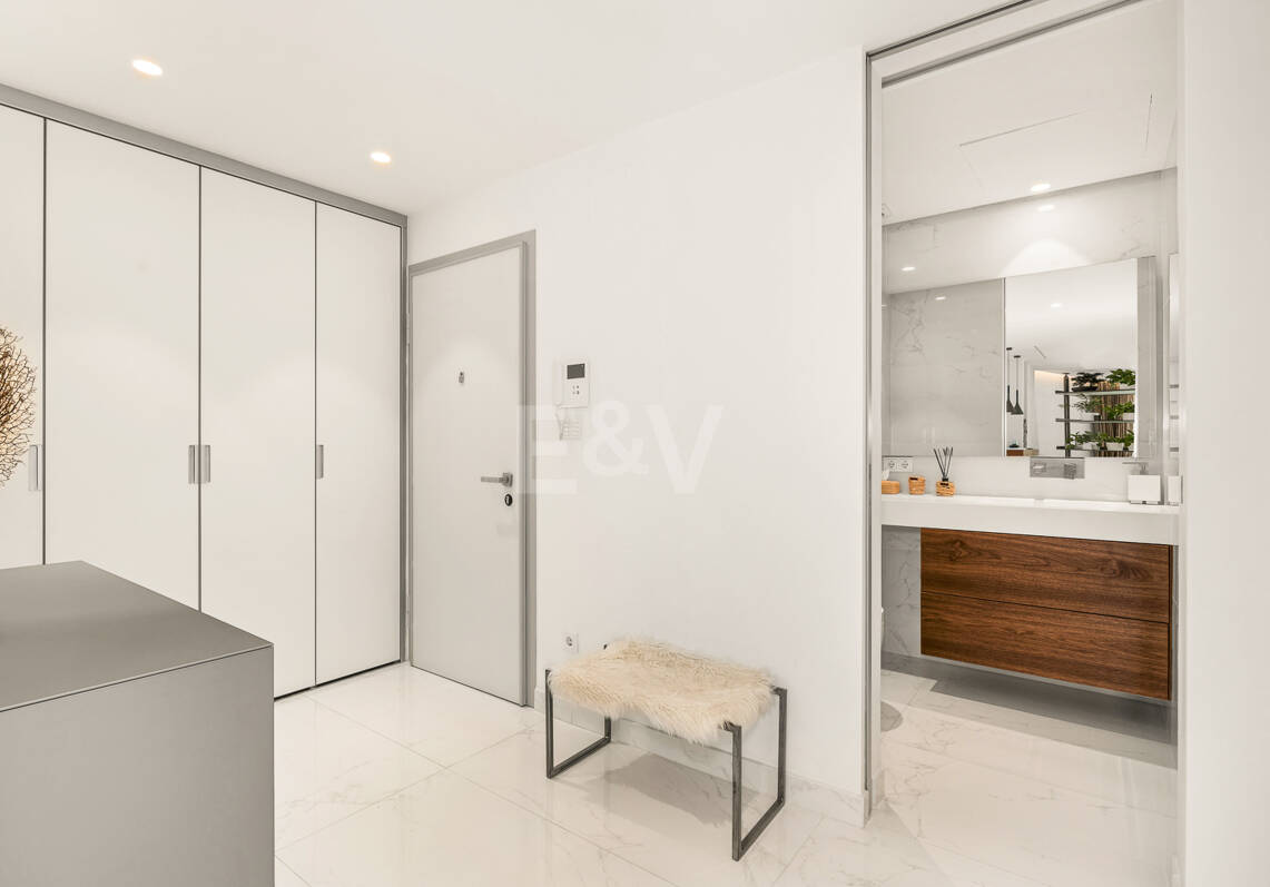 Apartamento contemporáneo con vistas panorámicas al mar en la Milla de Oro de Marbella