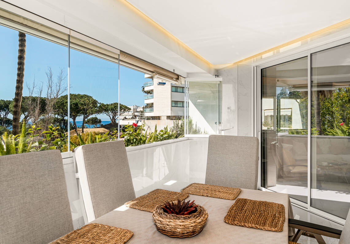Apartamento contemporáneo con vistas panorámicas al mar en la Milla de Oro de Marbella
