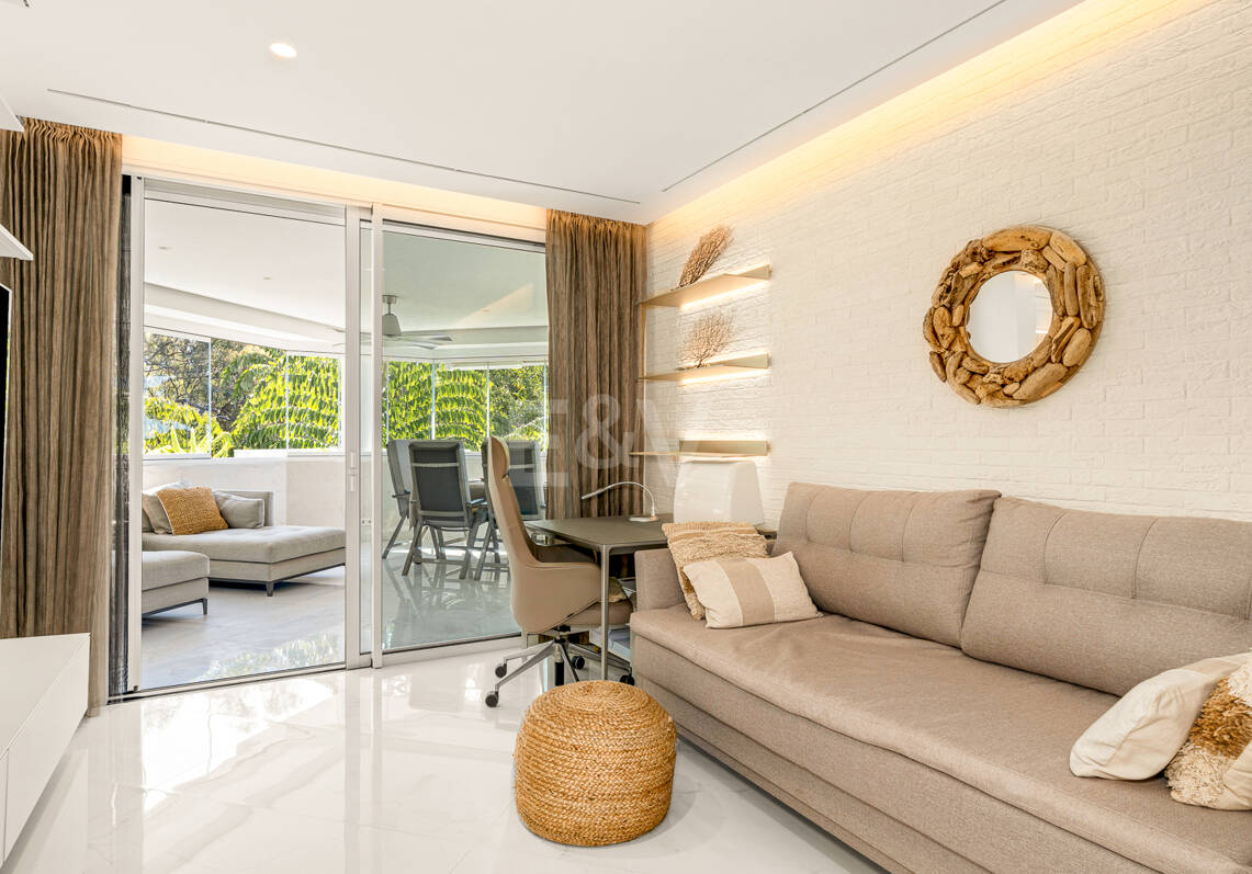 Apartamento contemporáneo con vistas panorámicas al mar en la Milla de Oro de Marbella
