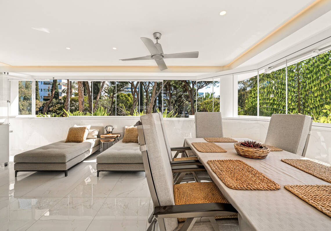 Apartamento contemporáneo con vistas panorámicas al mar en la Milla de Oro de Marbella