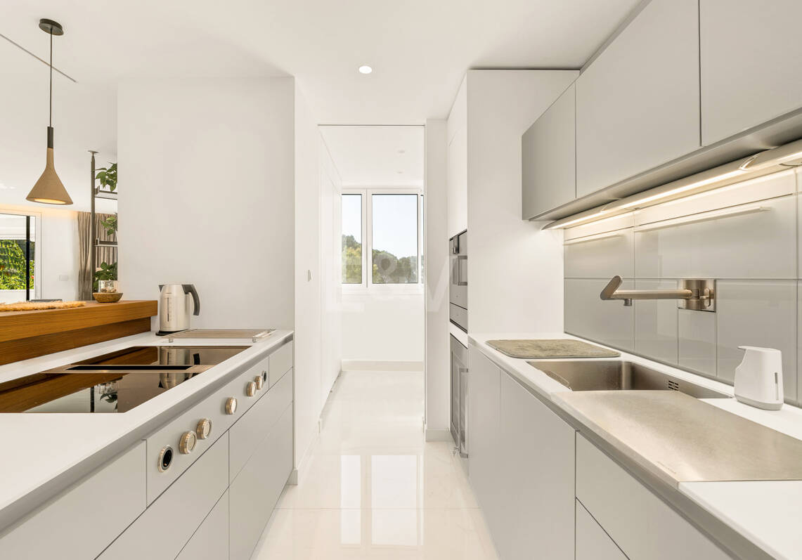 Apartamento contemporáneo con vistas panorámicas al mar en la Milla de Oro de Marbella