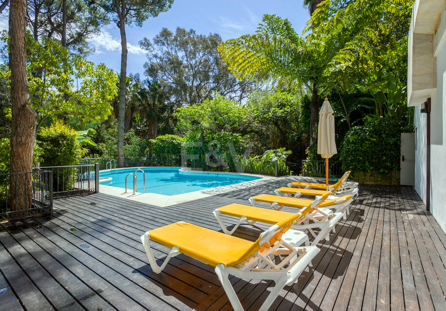 Apartamento contemporáneo con vistas panorámicas al mar en la Milla de Oro de Marbella