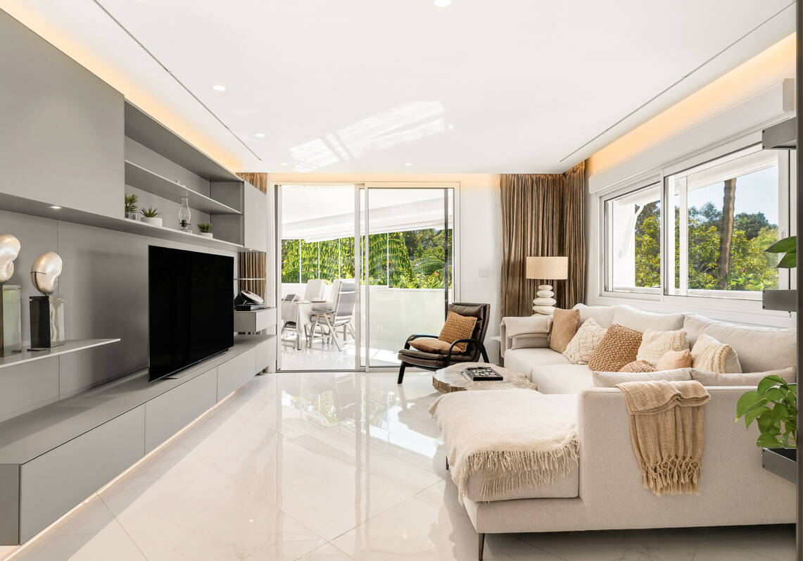Apartamento contemporáneo con vistas panorámicas al mar en la Milla de Oro de Marbella