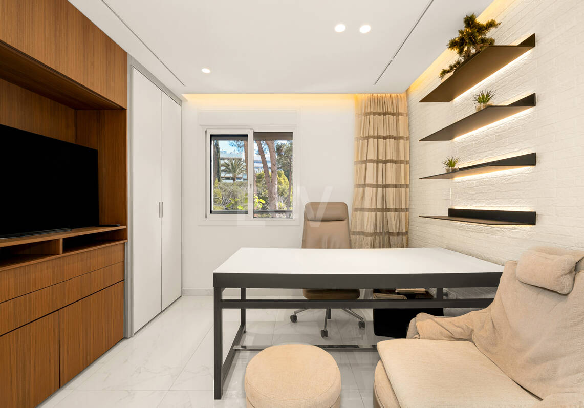 Apartamento contemporáneo con vistas panorámicas al mar en la Milla de Oro de Marbella