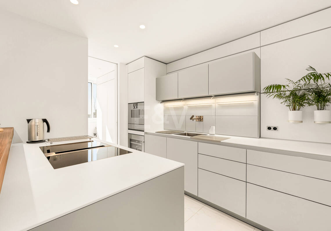 Apartamento contemporáneo con vistas panorámicas al mar en la Milla de Oro de Marbella