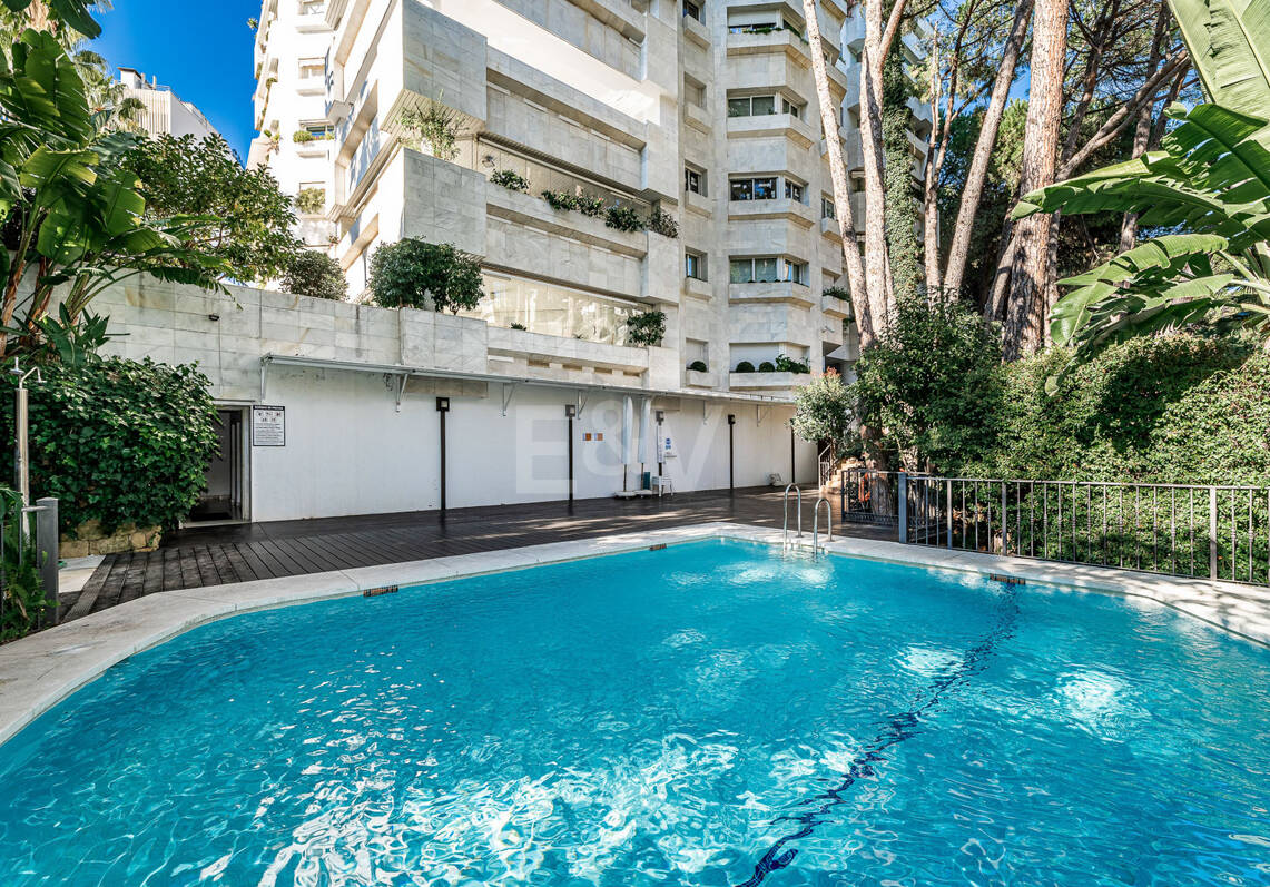 Apartamento contemporáneo con vistas panorámicas al mar en la Milla de Oro de Marbella