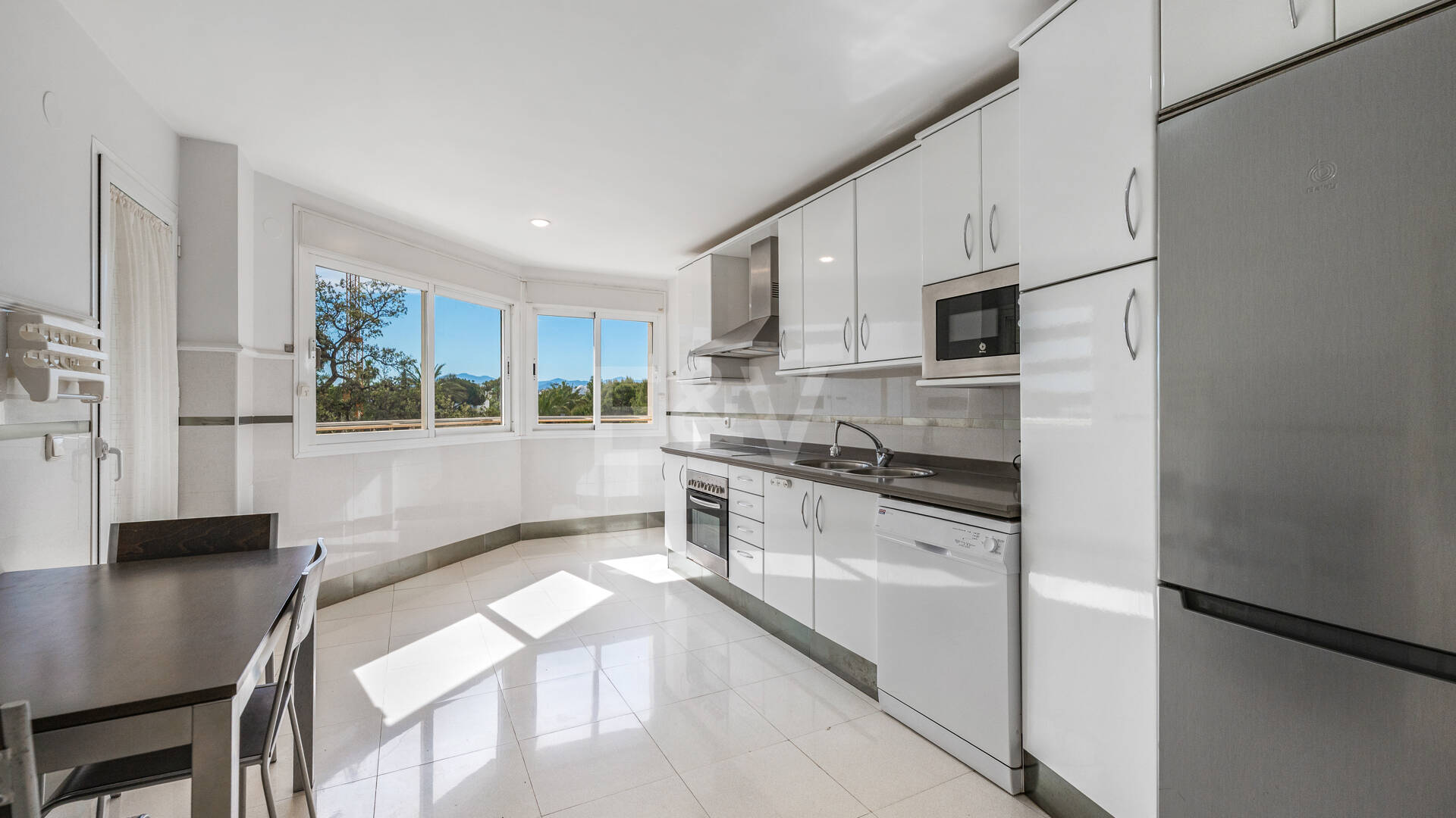 Apartamento en segunda línea de playa a pie del centro de Marbella y todos los servicios