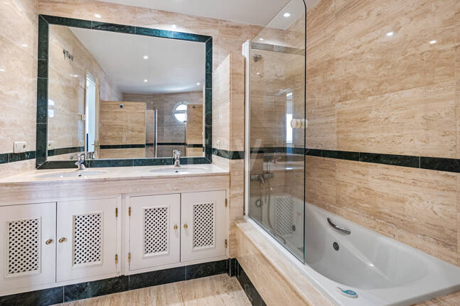 Apartamento en segunda línea de playa a pie del centro de Marbella y todos los servicios