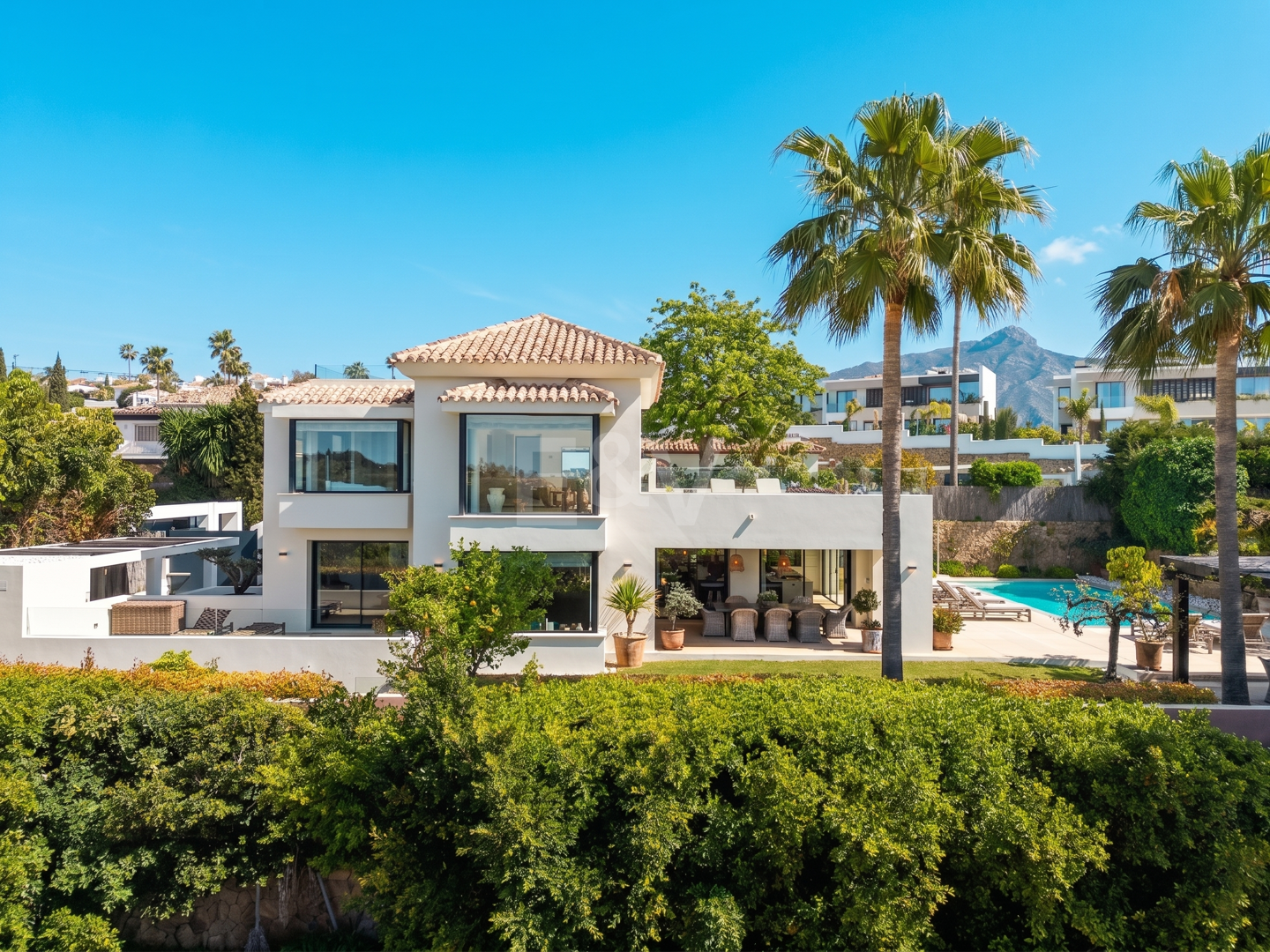 Golf-Luxus in erster Reihe: Moderne andalusische Villa mit Panoramablick in Los Naranjos