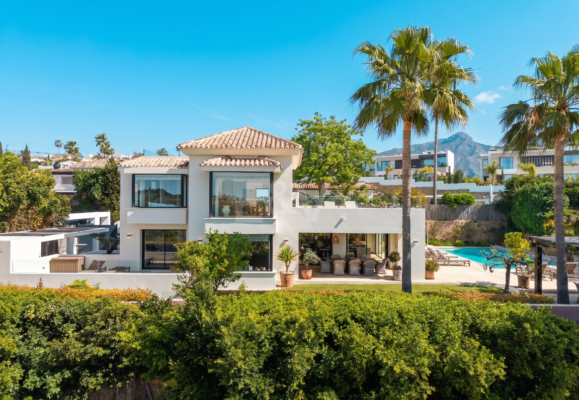 Golf-Luxus in erster Reihe: Moderne andalusische Villa mit Panoramablick in Los Naranjos