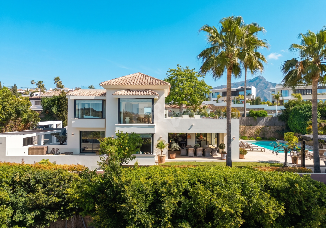 Frontline Golf Luxury: Modern Andalusian Villa with Panoramic Views in Los Naranjos Golf, Nueva Andalucia