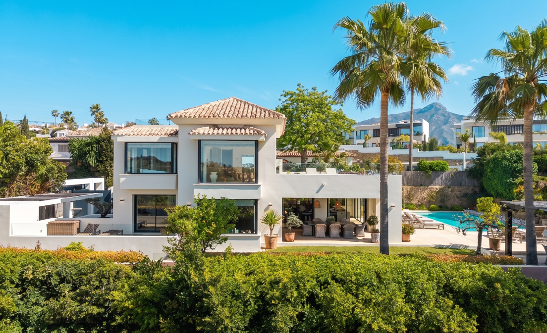 Golf-Luxus in erster Reihe: Moderne andalusische Villa mit Panoramablick in Los Naranjos