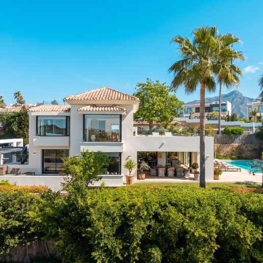 Frontline Golf Luxury: nowoczesna willa Andaluzjańska z panoramicznymi widokami w Los Naranjos