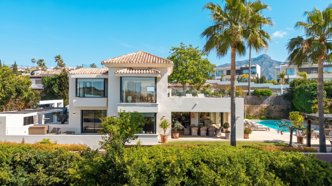 Frontline Golf Luxury: nowoczesna willa Andaluzjańska z panoramicznymi widokami w Los Naranjos Golf