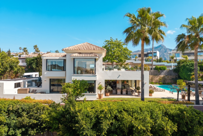 Frontline Golf Luxury: Modern Andalusian Villa with Panoramic Views in Los Naranjos Golf, Nueva Andalucia