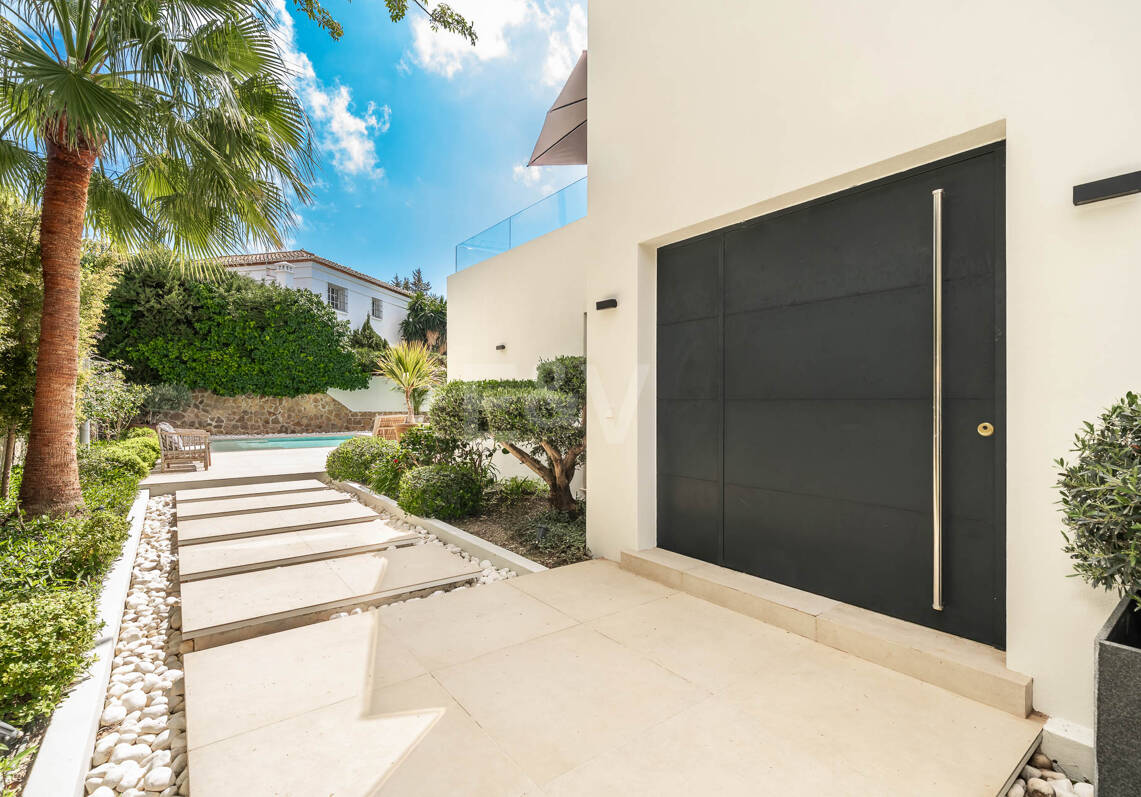 Frontline Golf Luxury: Modern Andalusian Villa with Panoramic Views in Los Naranjos Golf, Nueva Andalucia