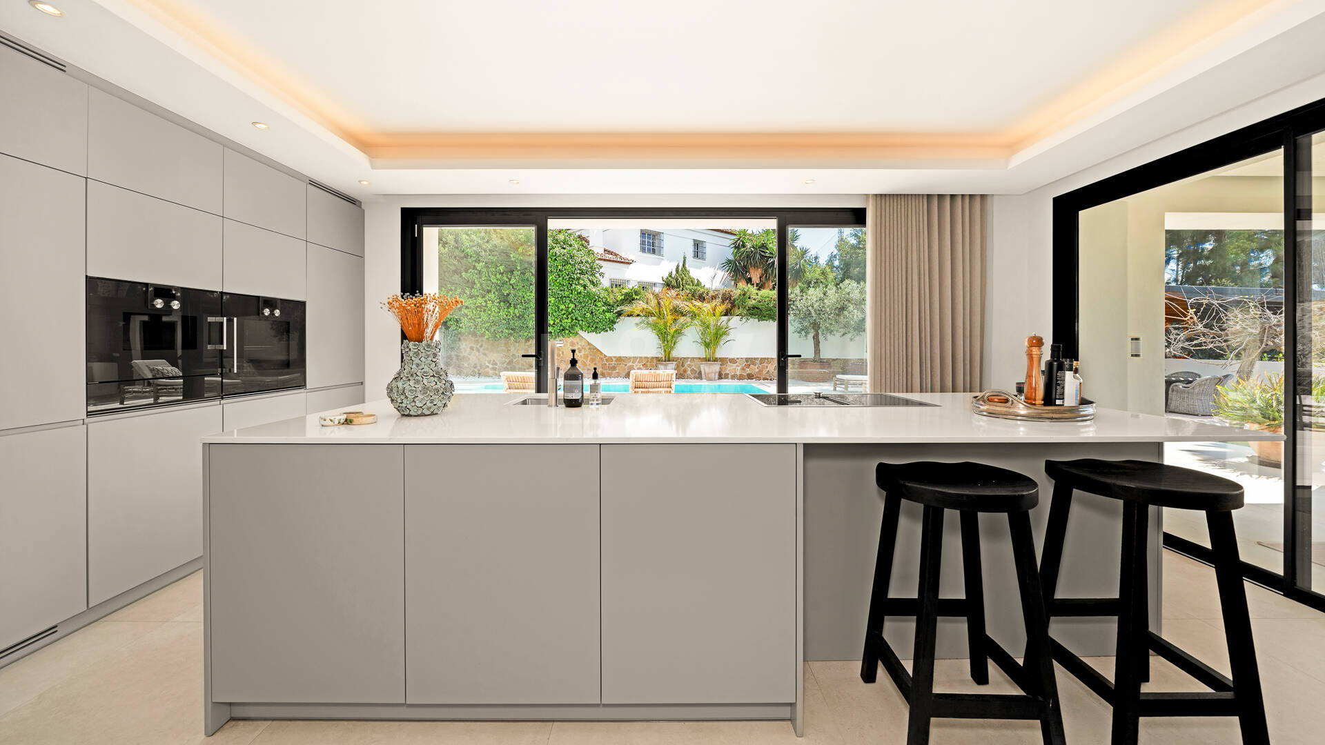 Golf-Luxus in erster Reihe: Moderne andalusische Villa mit Panoramablick in Los Naranjos