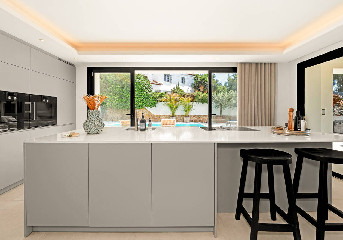 Frontline Golf Luxury: Modern Andalusian Villa with Panoramic Views in Los Naranjos Golf, Nueva Andalucia